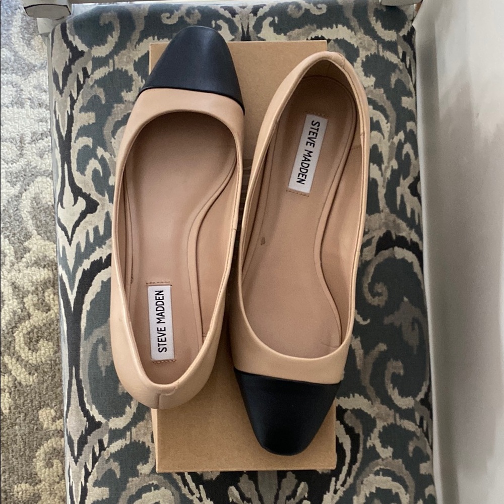 Steve Madden Black and Tan Flats Timeless Elegance